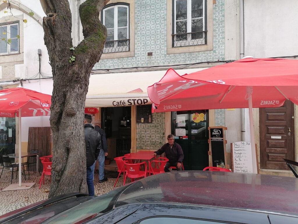 Andam a roubar latinhas de donativos do Natal cafe stop IMG 20221230 134947