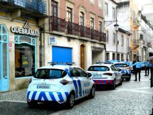 Idoso com pistola detido na Caixa Geral de Depósitos (c/ fotos e vídeo) cgd psp corredoura 04526754 6824329101070246511 n