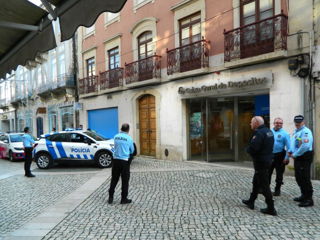 Idoso com pistola detido na Caixa Geral de Depósitos (c/ fotos e vídeo) cgd psp corredoura 22993682 3777073888463630188 n