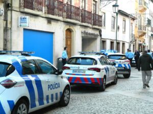 Idoso com pistola detido na Caixa Geral de Depósitos (c/ fotos e vídeo) cgd psp corredoura 3326848230 5664944240868209365 n