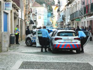 Idoso com pistola detido na Caixa Geral de Depósitos (c/ fotos e vídeo) cgd psp corredoura 49704075 2814312626533654262 n