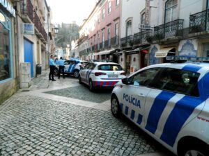 Idoso com pistola detido na Caixa Geral de Depósitos (c/ fotos e vídeo) cgd psp corredoura 9390383022 8629040800883009170 n
