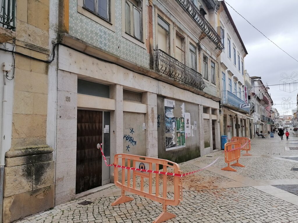 Perigo: reboco de parede caiu na Corredoura corredoura perigo IMG 20221210 100800