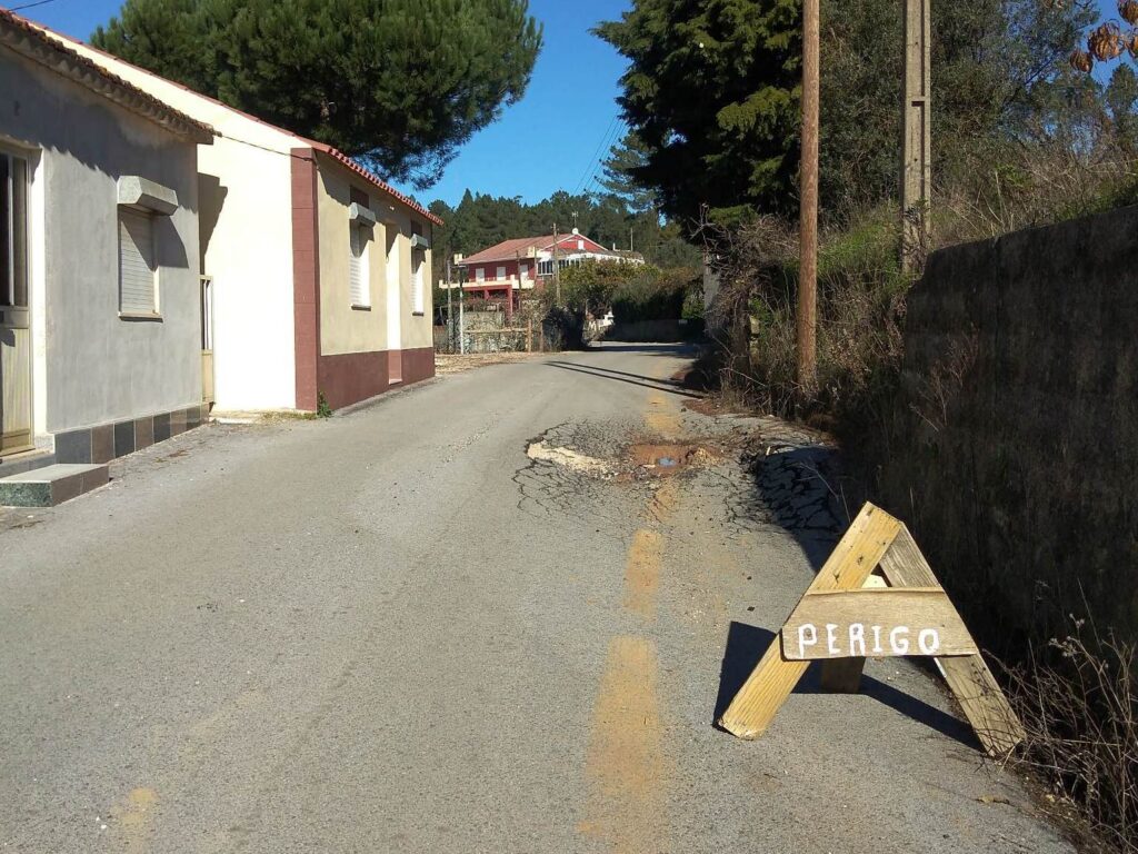 Buraco na estrada preocupa automobilistas (c/ vídeo) estrada buraco 271963 969199809361442870 n