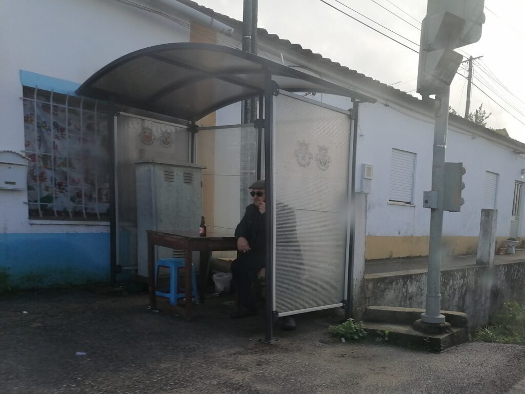 Paragem de autocarros transformada em esplanada paragem abrigo IMG 20221220 120221