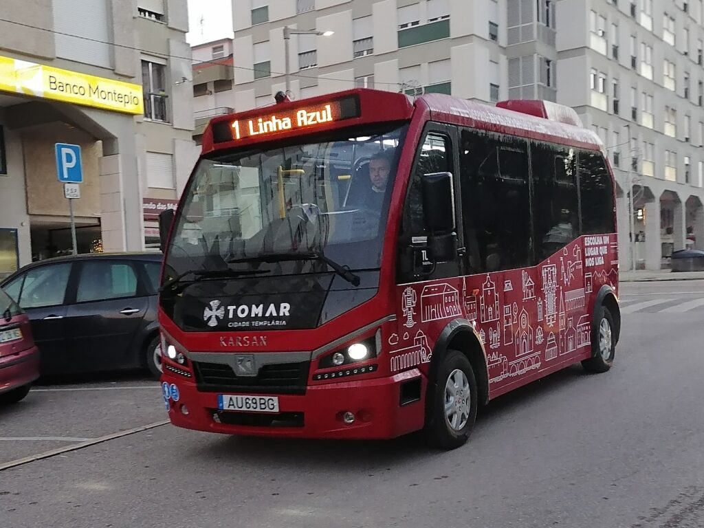 Bilhete inteiro nos TUTs subiu de 1.05€ para 1,50€ Mini-autocarros dos TUT circulam em Tomar há 20 anos