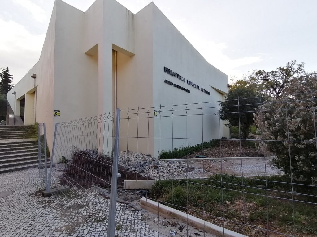 Obras à volta da biblioteca estão paradas há semanas biblioteca IMG 20230117 103602