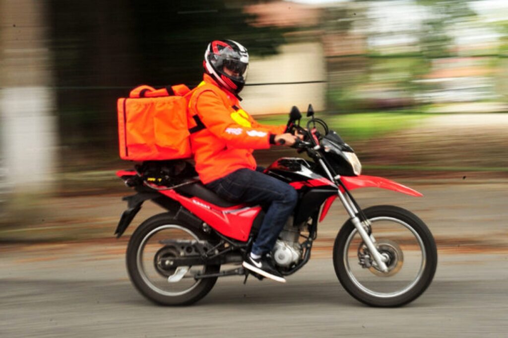 Distribuidor do Burger King cai de mota e parte a perna burger king moto
