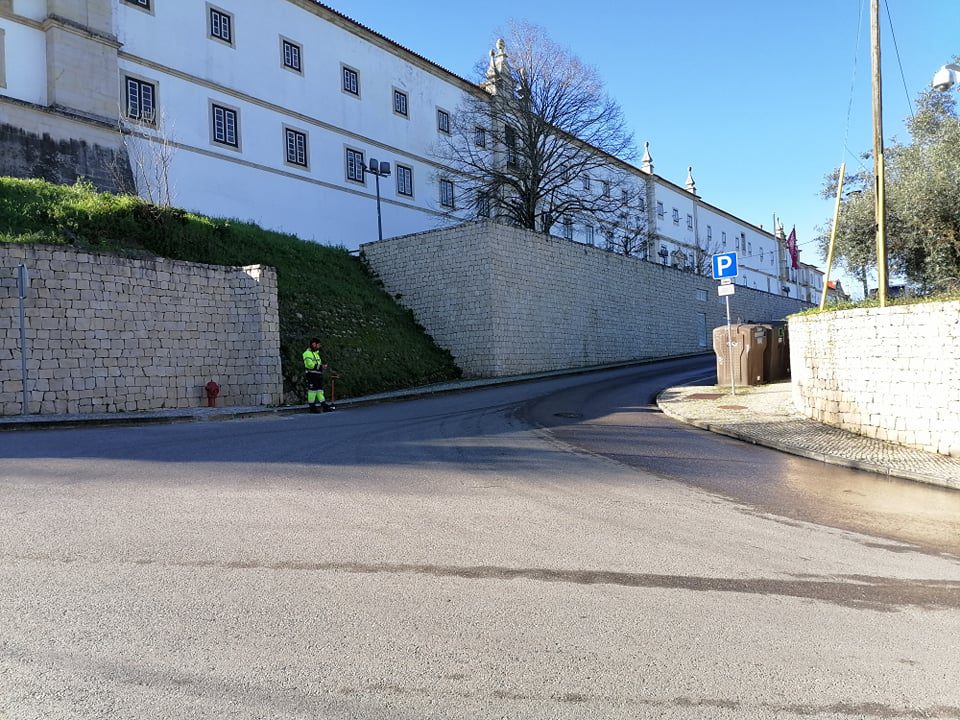 Rutura de água mantém-se há três semanas na estrada do Convento castelo 085739 9046292177991828081 n