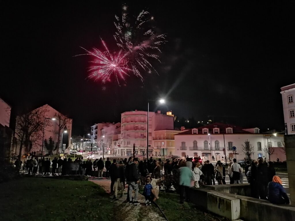 Imagens da festa de passagem do ano em Tomar fogo de artificio IMG 20230101 001936