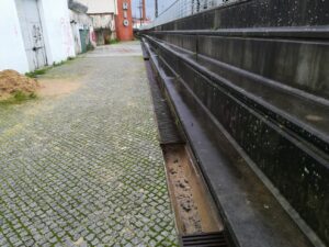 Roubaram várias tampas de esgoto junto ao rio (c/ fotos) grelhas metal IMG 20230108 084134
