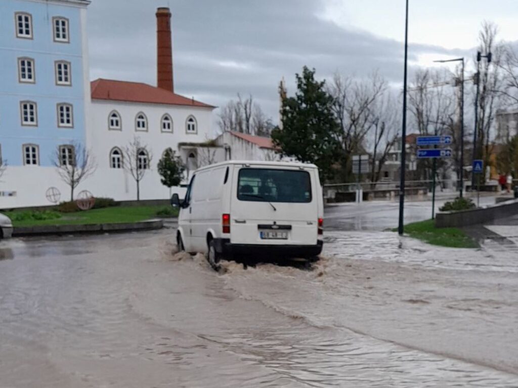 Rotunda Alves Redol inundada (c/ vídeo) inundacao 798663 7484013082314408382 n Copia