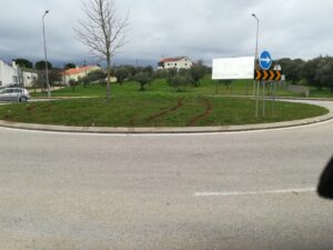 Andaram a fazer rali em rotundas da estrada de Coimbra (c/ fotos) rotunda rali IMG 20230101 104920