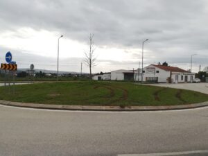 Andaram a fazer rali em rotundas da estrada de Coimbra (c/ fotos) rotunda rali IMG 20230101 104948