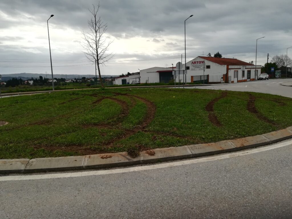 Andaram a fazer rali em rotundas da estrada de Coimbra (c/ fotos) rotunda rali IMG 20230101 105001