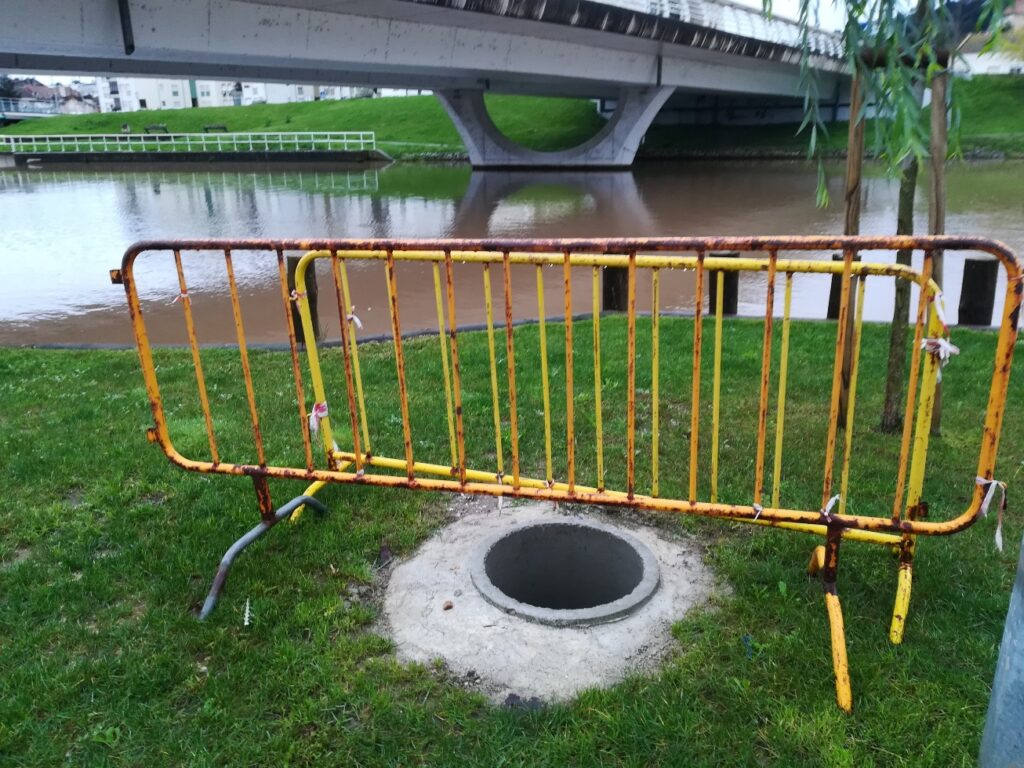Roubaram várias tampas de esgoto junto ao rio (c/ fotos) tampa esgoto IMG 20230108 083753