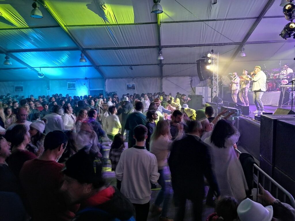 Passagem de ano com festa na tenda do mercado tenda passagem de ano IMG 20230101 002558
