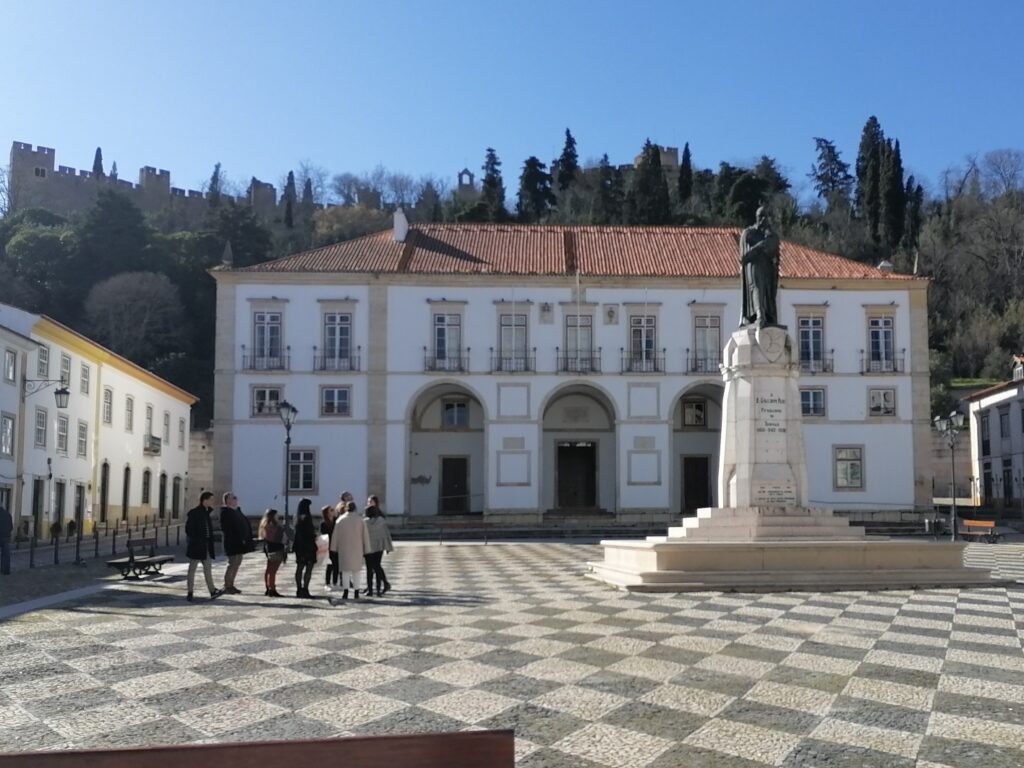 À descoberta de aspetos curiosos de Tomar apanhados gualdim pais perfil IMG 20230209 141555