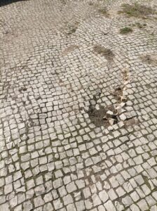 Veículo da Tejo Ambiente danifica calçada do passeio calcada IMG 20230216 143117