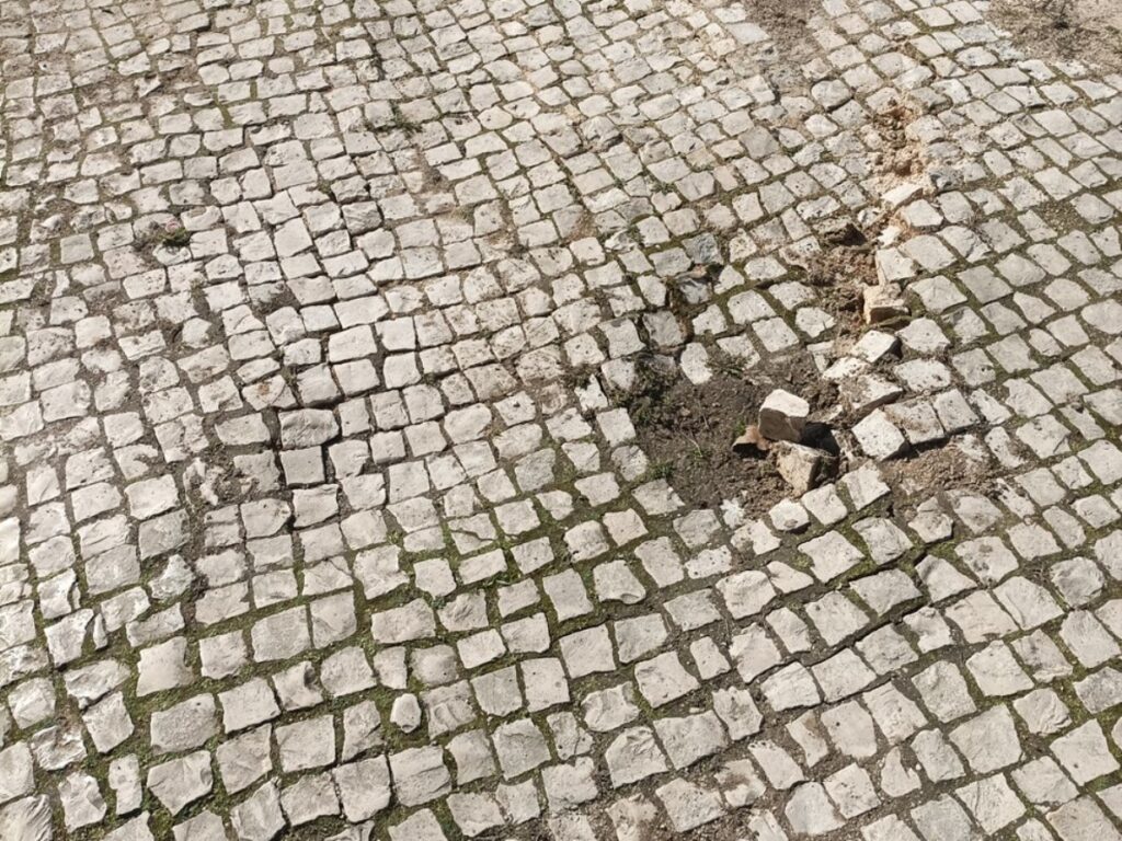 Veículo da Tejo Ambiente danifica calçada do passeio calcada IMG 20230216 143117 Copia