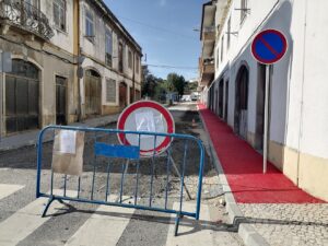 Moradores e comerciantes chocados com passeios pintados de vermelho obra agua das maias IMG 20230210 105419