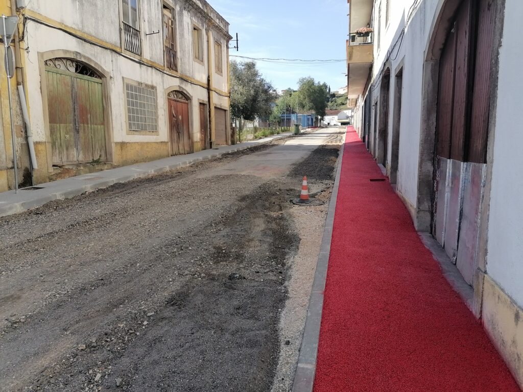 Moradores e comerciantes chocados com passeios pintados de vermelho obra agua das maias IMG 20230210 105443