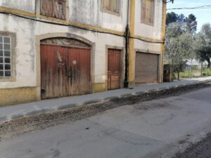Moradores e comerciantes chocados com passeios pintados de vermelho obra agua das maias IMG 20230210 105506