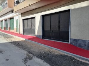 Moradores e comerciantes chocados com passeios pintados de vermelho obra agua das maias IMG 20230210 105540