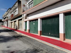 Moradores e comerciantes chocados com passeios pintados de vermelho obra agua das maias IMG 20230210 105601