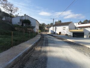 Moradores e comerciantes chocados com passeios pintados de vermelho obra agua das maias IMG 20230210 110102