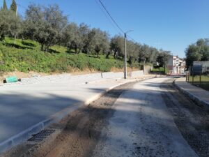 Moradores e comerciantes chocados com passeios pintados de vermelho obra agua das maias IMG 20230210 110131