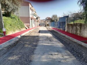 Moradores e comerciantes chocados com passeios pintados de vermelho obra agua das maias IMG 20230210 110250