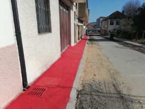 Moradores e comerciantes chocados com passeios pintados de vermelho obra agua das maias IMG 20230210 110322