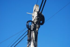 Morador aproveita cabos junto à sua casa para fazer estendal estendal DSC 4758