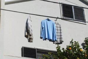 Morador aproveita cabos junto à sua casa para fazer estendal estendal ESTENAL ROUPA 2 FOTO ANT FREITAS