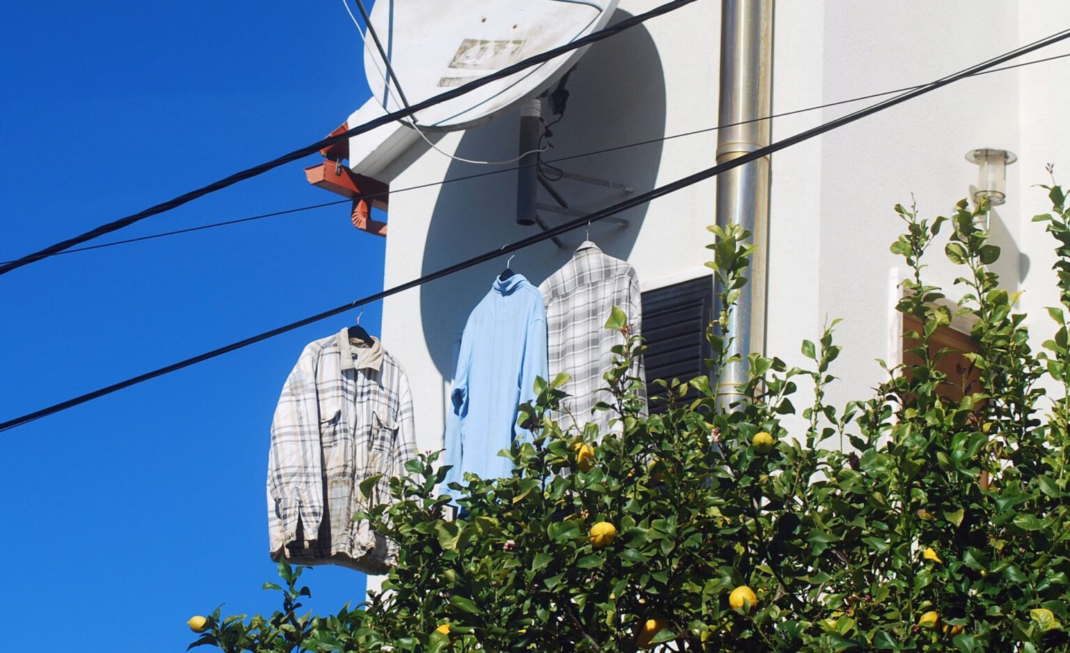 Morador aproveita cabos junto à sua casa para fazer estendal estendal ESTENDAR ROUPA