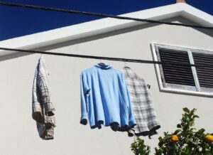 Morador aproveita cabos junto à sua casa para fazer estendal estendal ESTENDAR ROUPA1