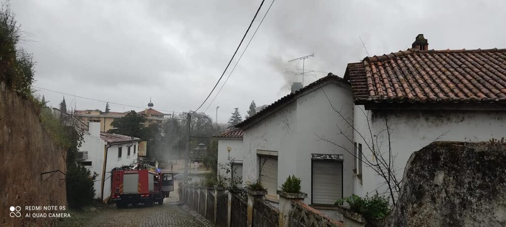Bombeiros voltam a apagar chamas nas antigas instalações do lar de S. José incen 8222435 8508555504111507644 n