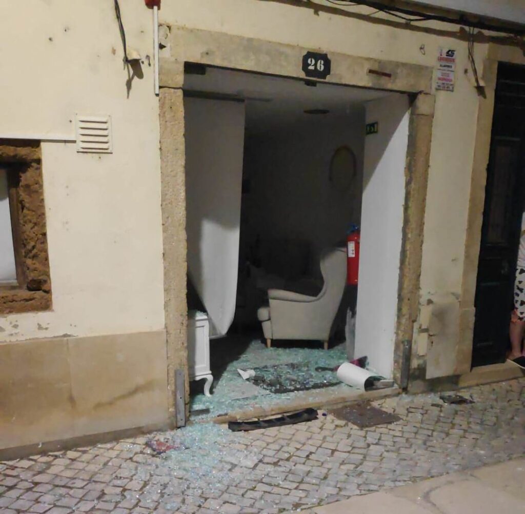 Partem entrada de gabinete de estética e fogem loja IMG 20230426 WA0004