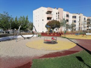 Um mês depois, novo parque infantil está ao abandono (c/ fotos) parque infantil IMG 20230420 095042