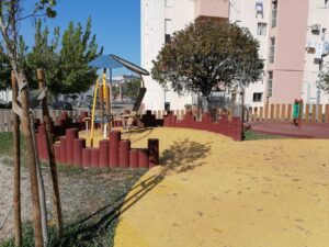 Um mês depois, novo parque infantil está ao abandono (c/ fotos) parque infantil IMG 20230420 095055