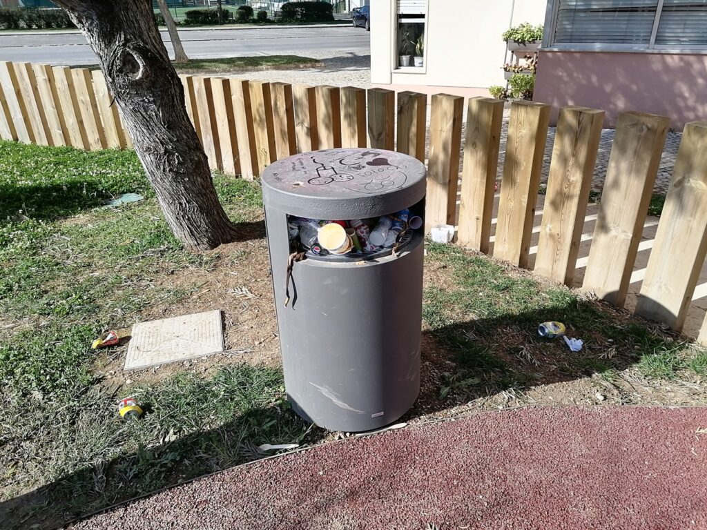 Um mês depois, novo parque infantil está ao abandono (c/ fotos) parque infantil IMG 20230420 095110