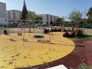 Um mês depois, novo parque infantil está ao abandono (c/ fotos) parque infantil IMG 20230420 095138