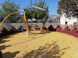 Um mês depois, novo parque infantil está ao abandono (c/ fotos) parque infantil IMG 20230420 095204