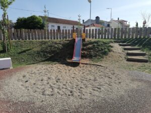 Um mês depois, novo parque infantil está ao abandono (c/ fotos) parque infantil IMG 20230420 095215