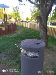 Um mês depois, novo parque infantil está ao abandono (c/ fotos) parque infantil nabancia 818946647200 3201428745430627447 n