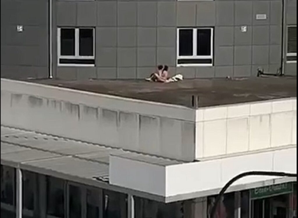 Jovens fazem sexo durante o dia num telhado em Tomar sexo 1