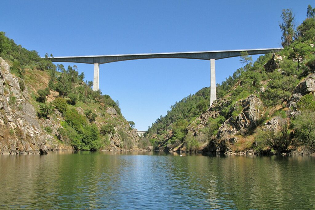 Bombeiros resgatam corpo junto à ponte do Cabril no IC8 PONTE IC8 cabril