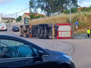 Camião carregado de porcos despista-se junto à zona industrial de Tomar acidente 4927116 3766186274664429139 n