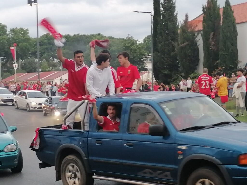 Benfiquistas festejam com euforia a conquista do título (c/ fotos e vídeos) benfica IMG 20230527 202521